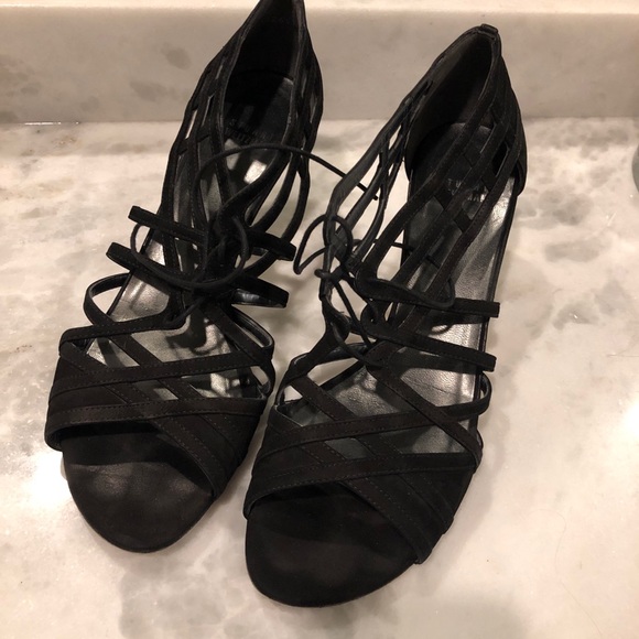 {S t u a r t W e i s m a n} Black Sandal - Picture 2 of 6